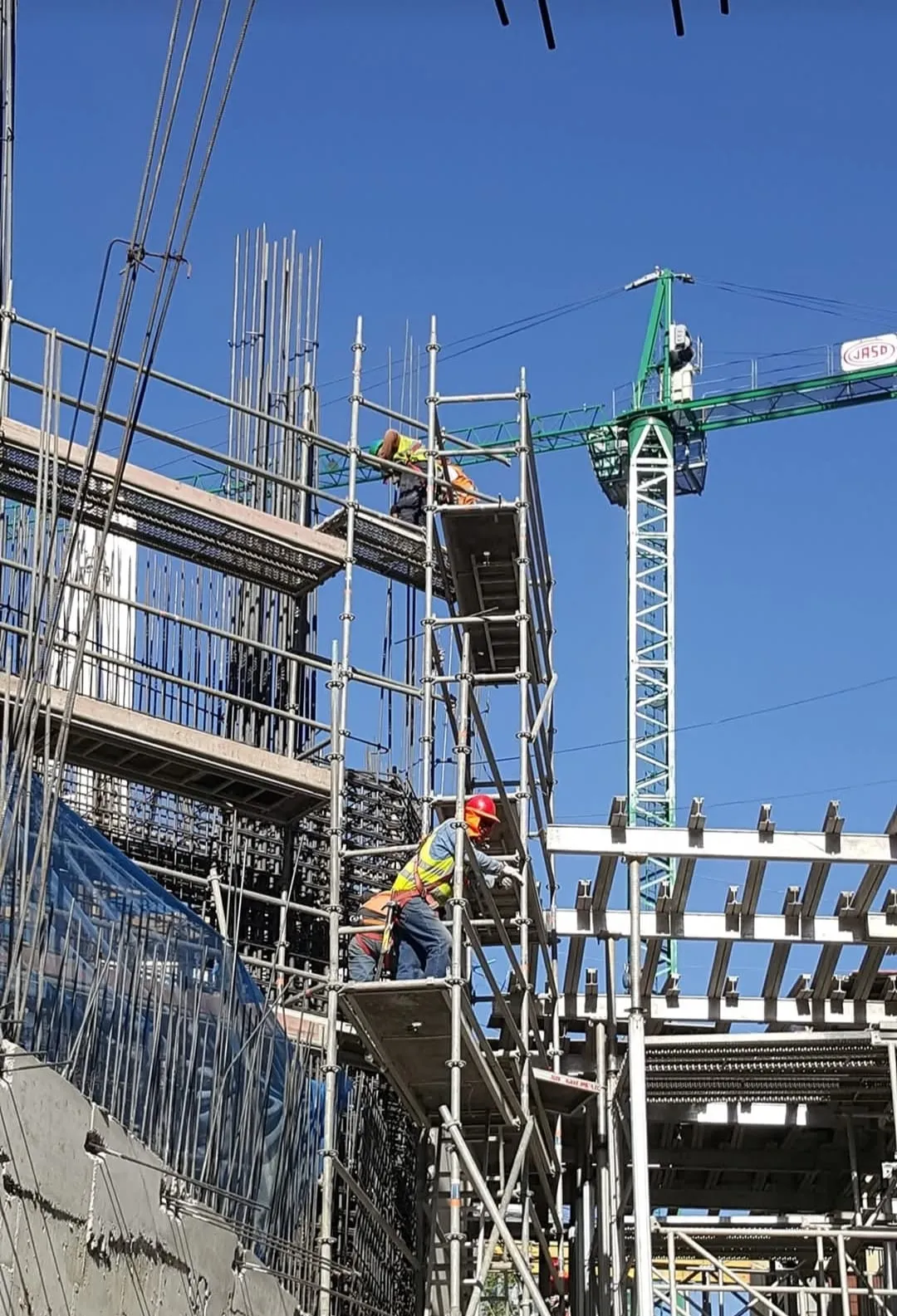 Trabajadores en rascacielos, proyecto en altura